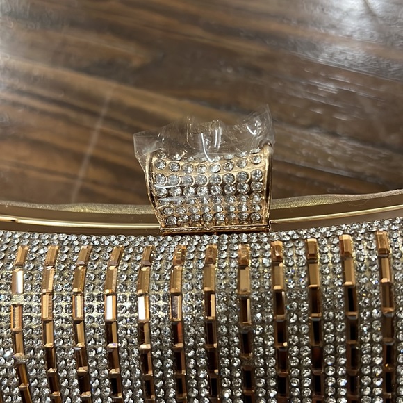 New Sparkly Clutch With Detachable Strap - Picture 3 of 9